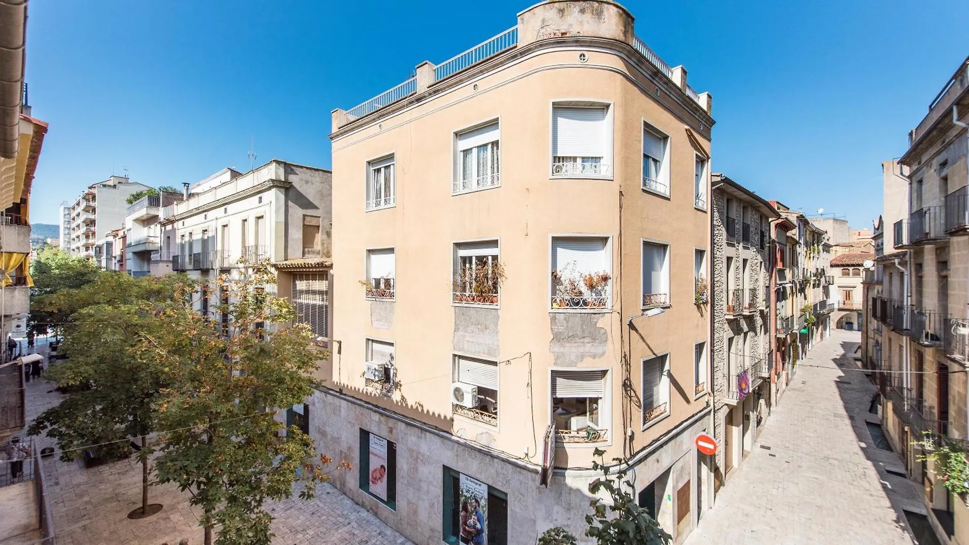 Lovely And Bright Apartment In The Heart Of Banyoles